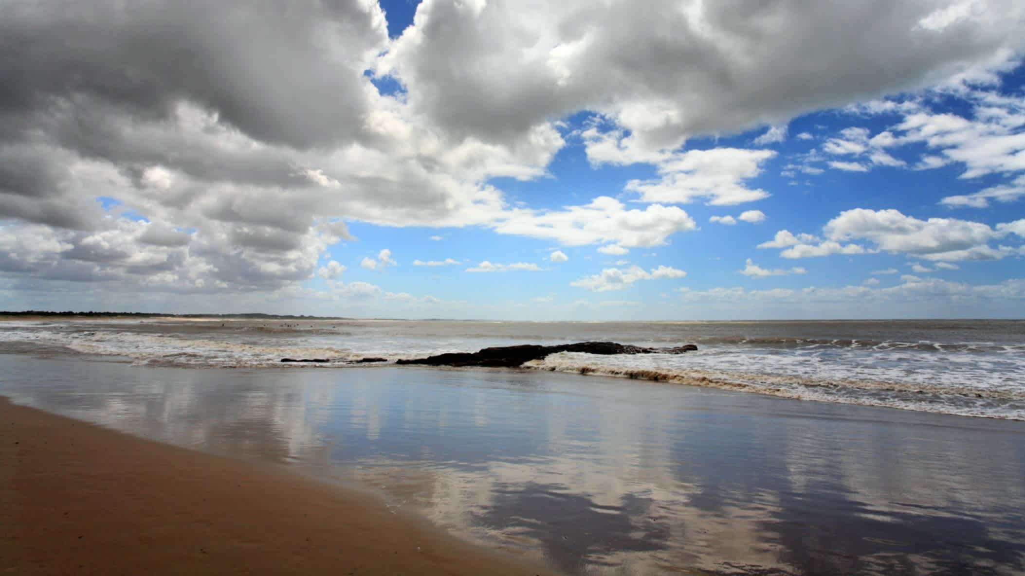 Vue de la mer sur le sable par temps nuageux, sur la plage de Los Titanes, en Uruguay.
