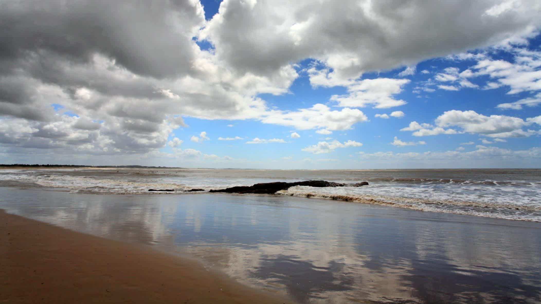 Vue de la mer sur le sable par temps nuageux, sur la plage de Los Titanes, en Uruguay.
