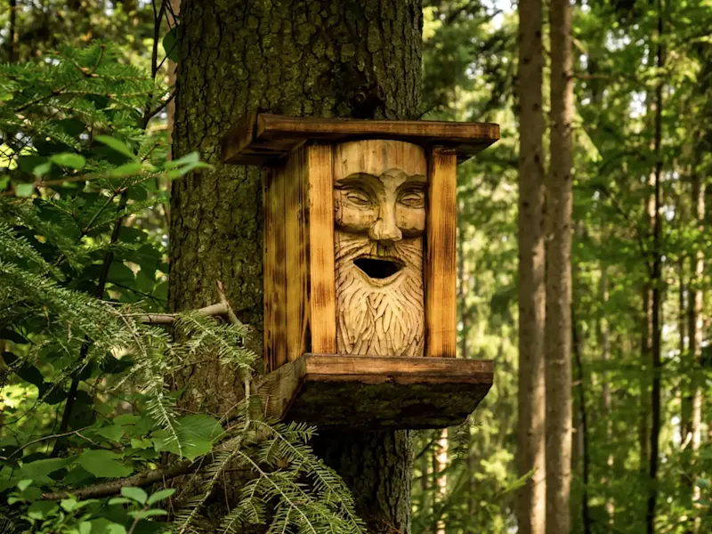Italien, Lombardei, Comer See, Figur Holzgeschnitzte Figur im Wald am Comer See in der Lombardei, Italien.