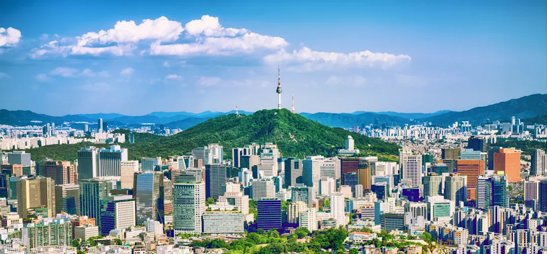 Seoul Stadtzentrum Stadtbild mit Festung und Namsan Seoul Tower in Seoul, Südkorea.

