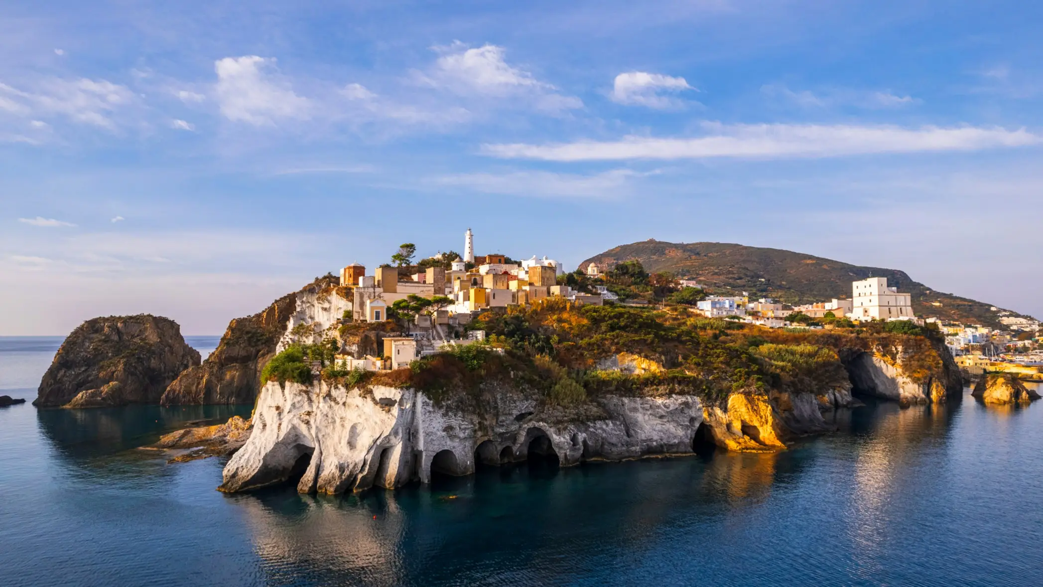 Italien, Ponza Insel Ponza vom Meer aus gesehen