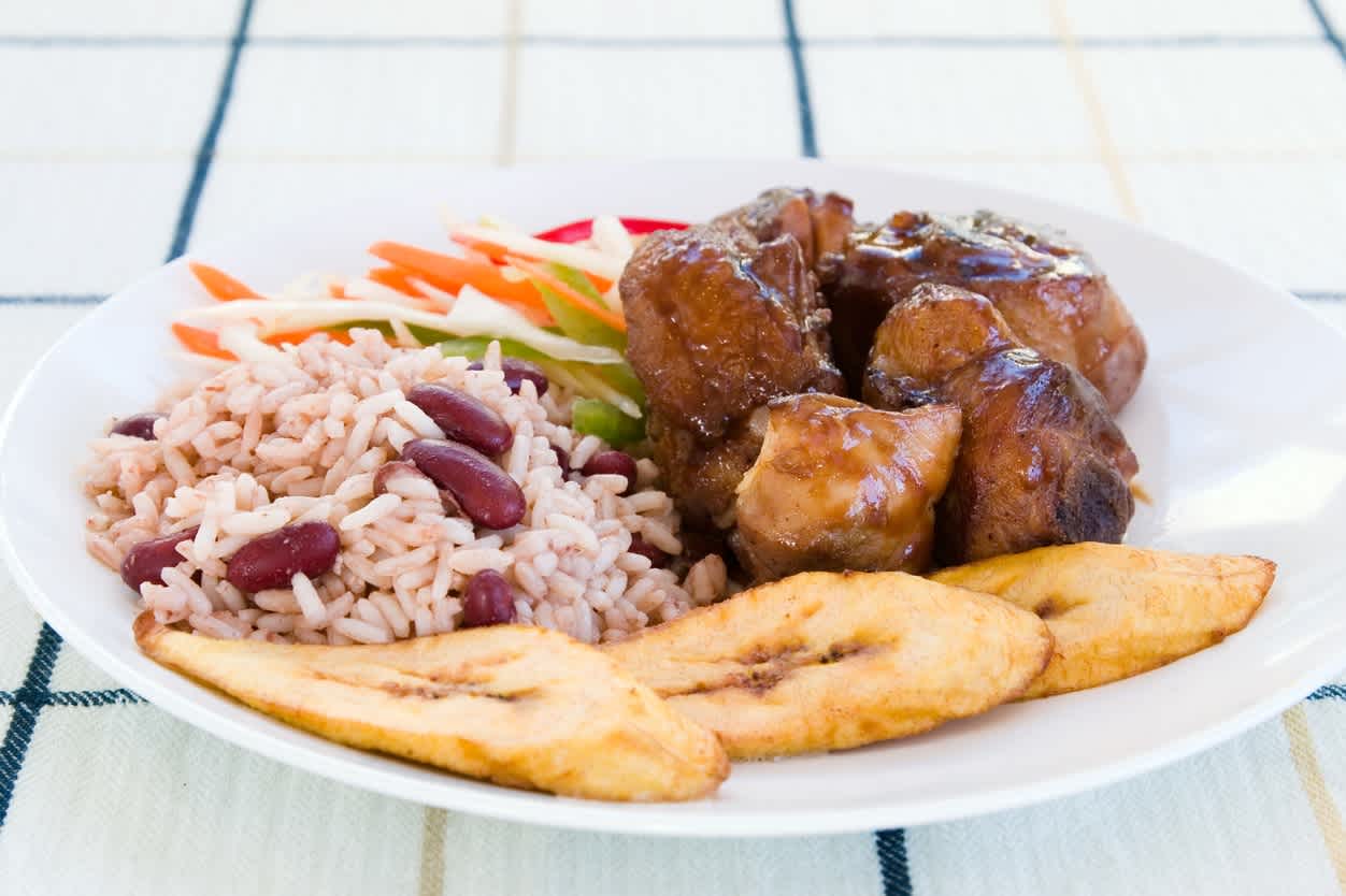 Geschmortes Hühnchen mit Reis und Gemüse – jamaikanischer Art