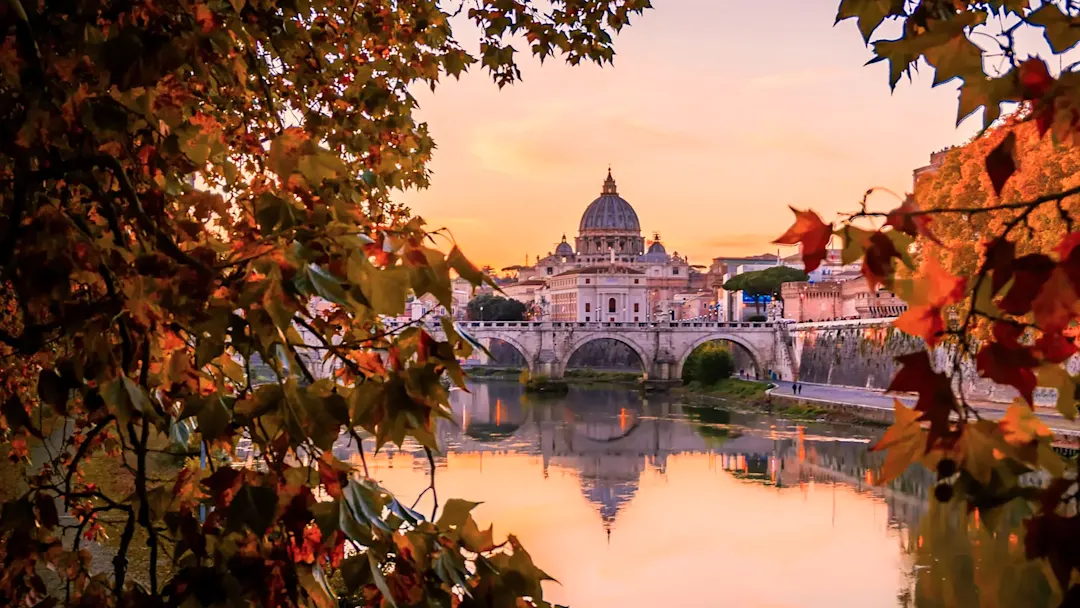 Petersdom bei Sonnenuntergang durch Herbstlaub gesehen, Rom, Latium, Italien.