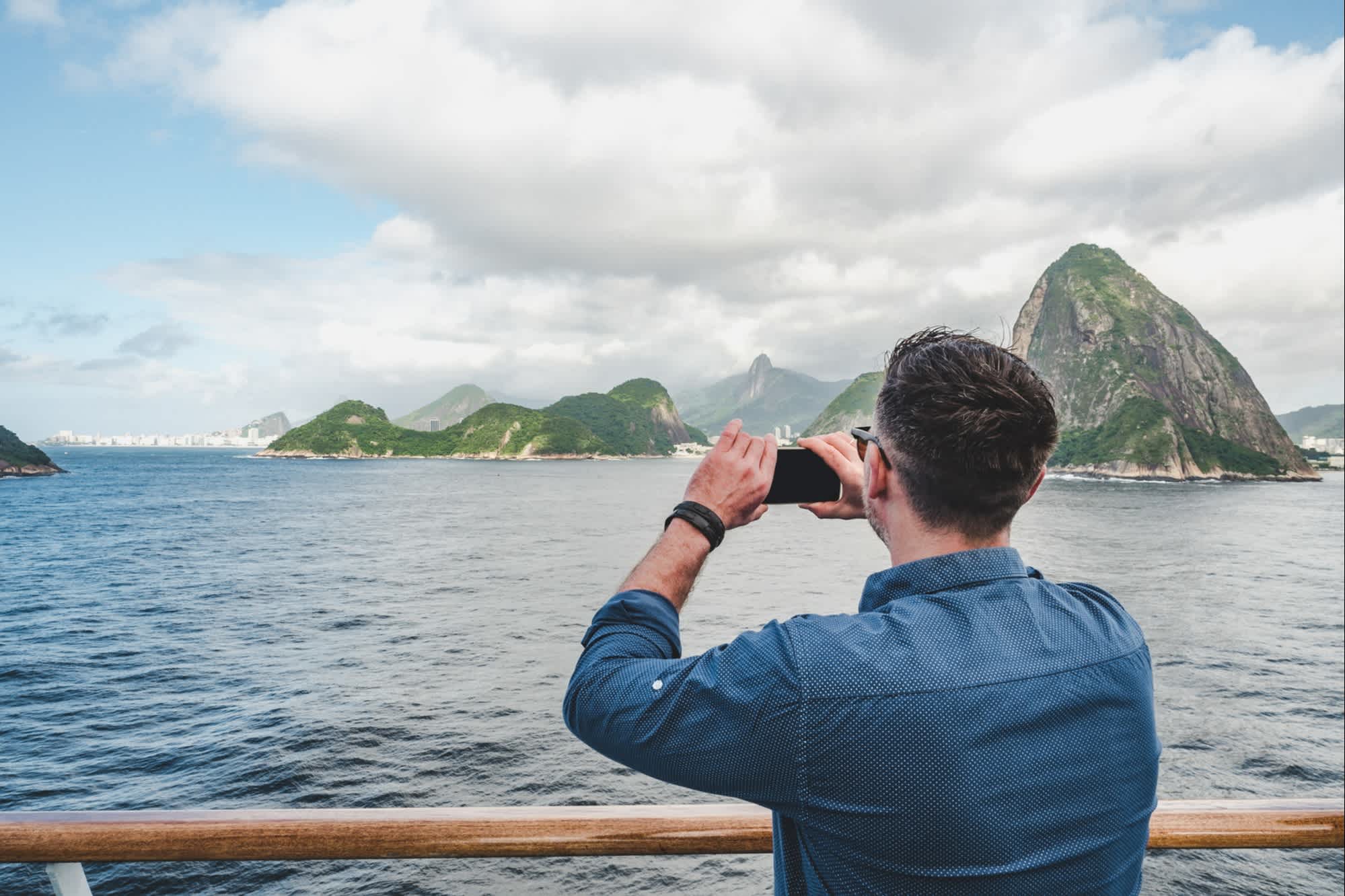 Vue de Rio de Janeiro depuis le bateau au Brésil