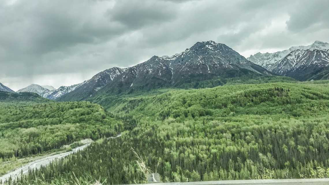 Chaînes de montagnes dans les Montagnes Chugach, Alaska, États-Unis
