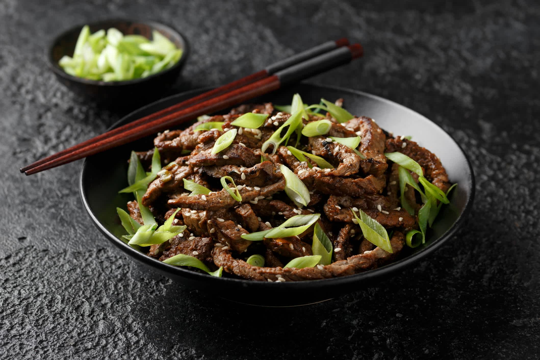 Koreanisches Rindfleisch Bulgogi BBQ mit Sesam und Frühlingszwiebel