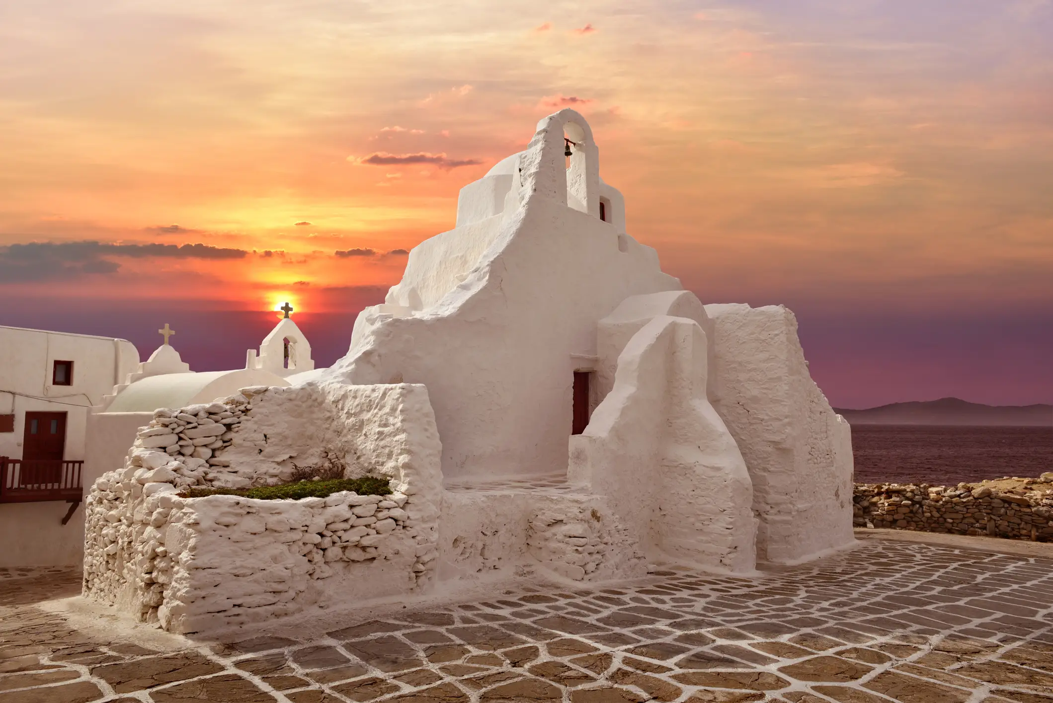 Coucher de soleil sur l'église Paraportiani du XIVème siècle, à Mykonos, en Grèce.