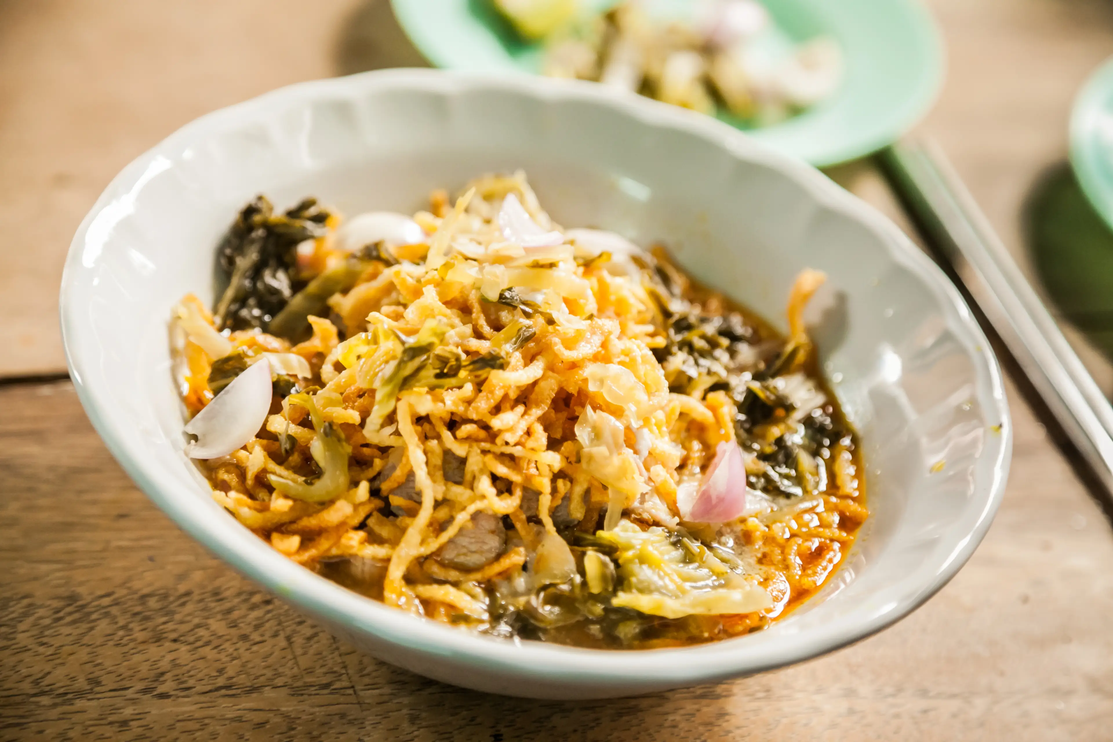 Thailändisches Essen, Khao Soi Thai-Hühnchen-Suppe mit Kokos-Nudeln – Khao Soi.