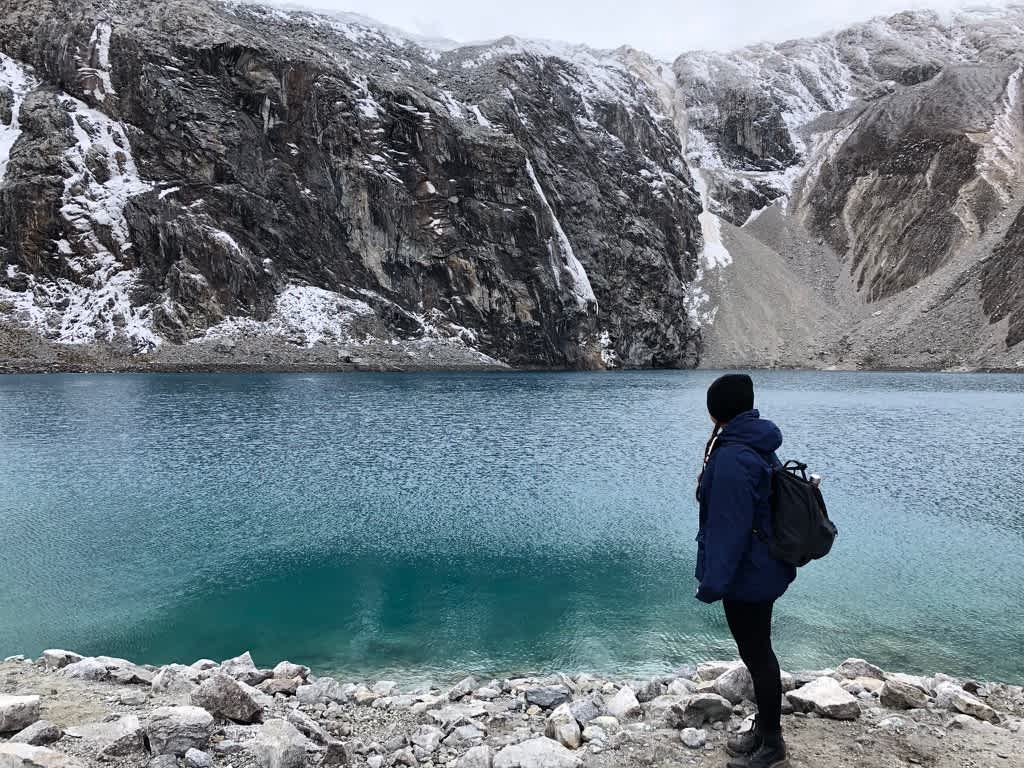 Reiseexpertin Maria Del Real beim Trekking in Peru