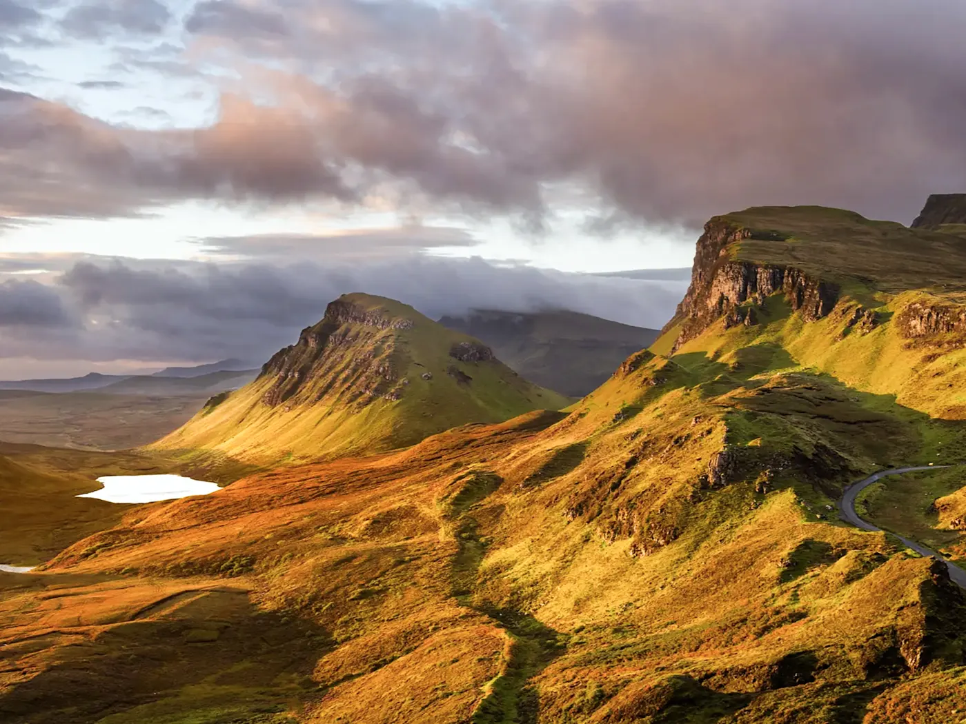 Schottland, Isle of the Skye, Quiraing-Gebirgskette Atemberaubende Landschaft mit Bergen und Lichtspiel. Quiraing-Gebirgskette, Isle of Skye, Schottland