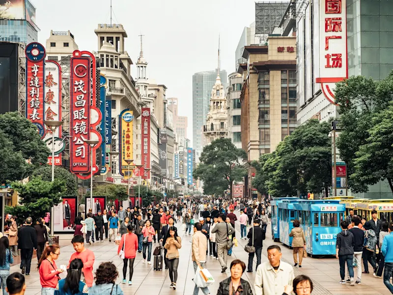 Rue commerçante animée avec enseignes, Shanghai, Shanghai, Chine.