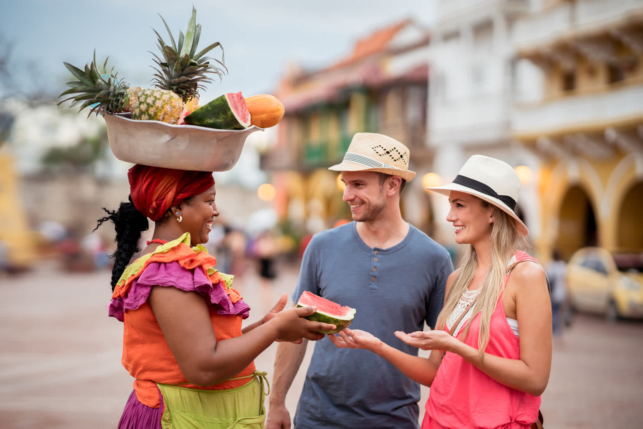 Paar Touristen kaufen Obst auf der Straße in Kolumbien. 
