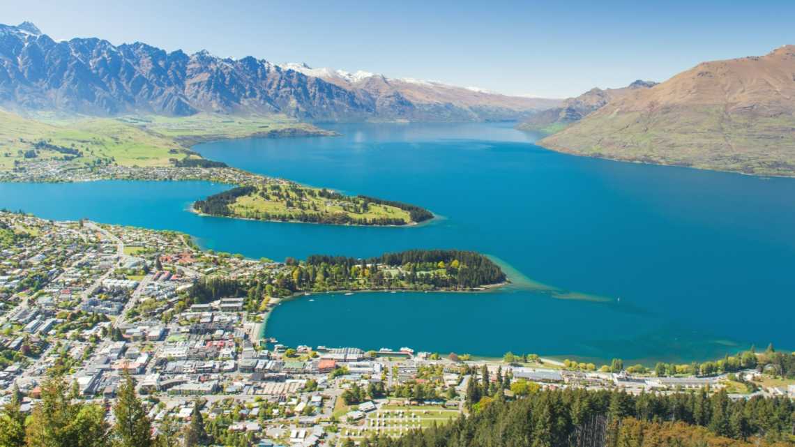 Blick auf den See und ein Wohngebiet in Queenstown, Neuseeland 
