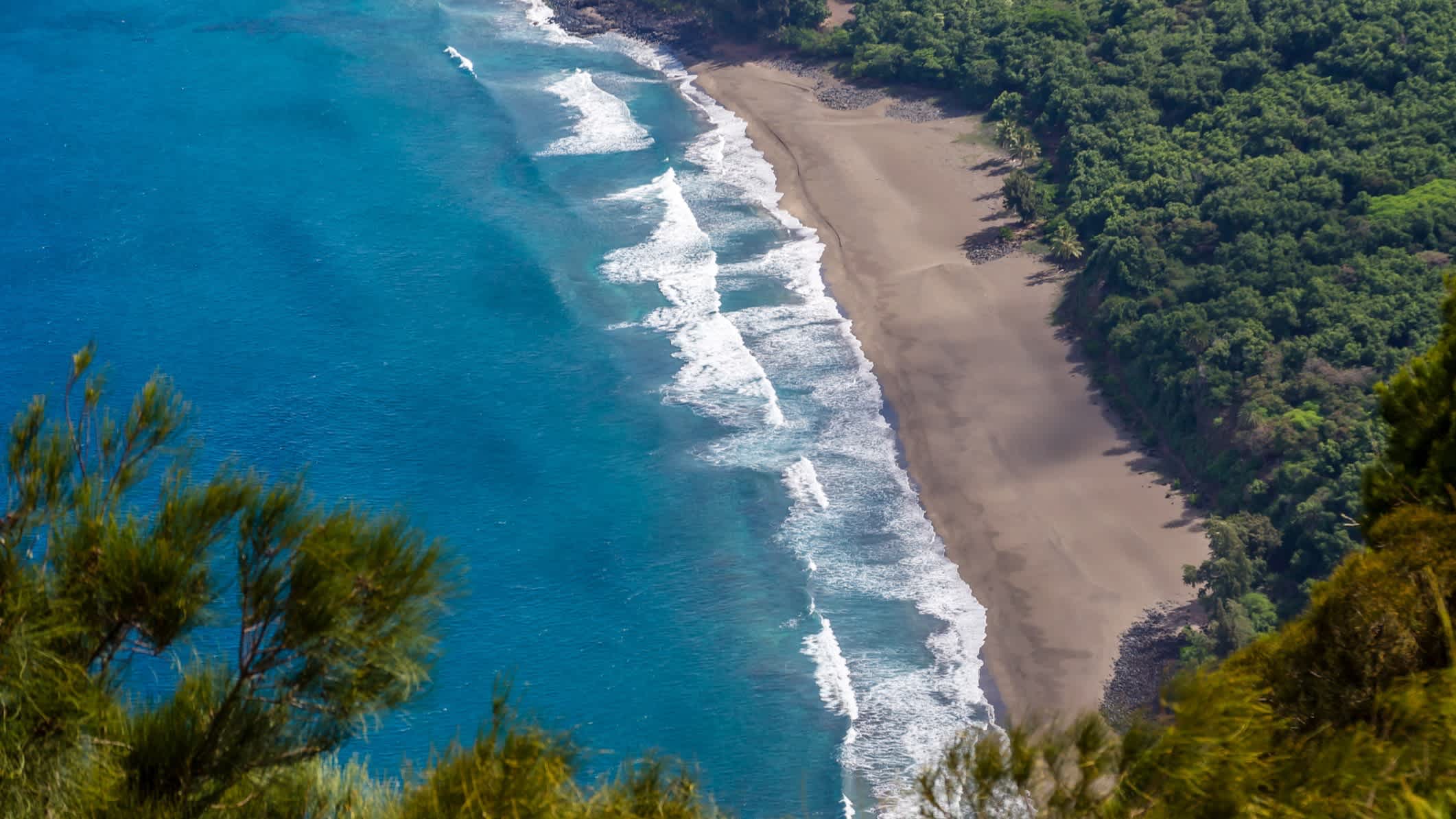 Vue aérienne de l'eau turquoise et du sable blanc de la plage de Kumimi, Molokai, Hawaï