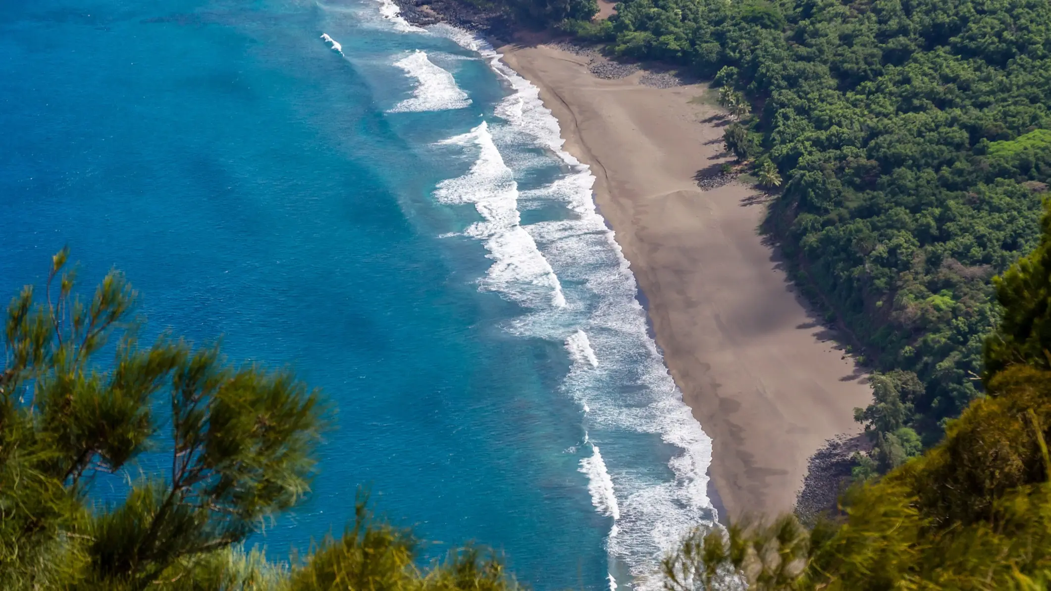 États-Unis Hawaï Plage de Kumimi Vue aérienne de l'eau turquoise et du sable blanc de la plage de Kumimi, Molokai, Hawaï