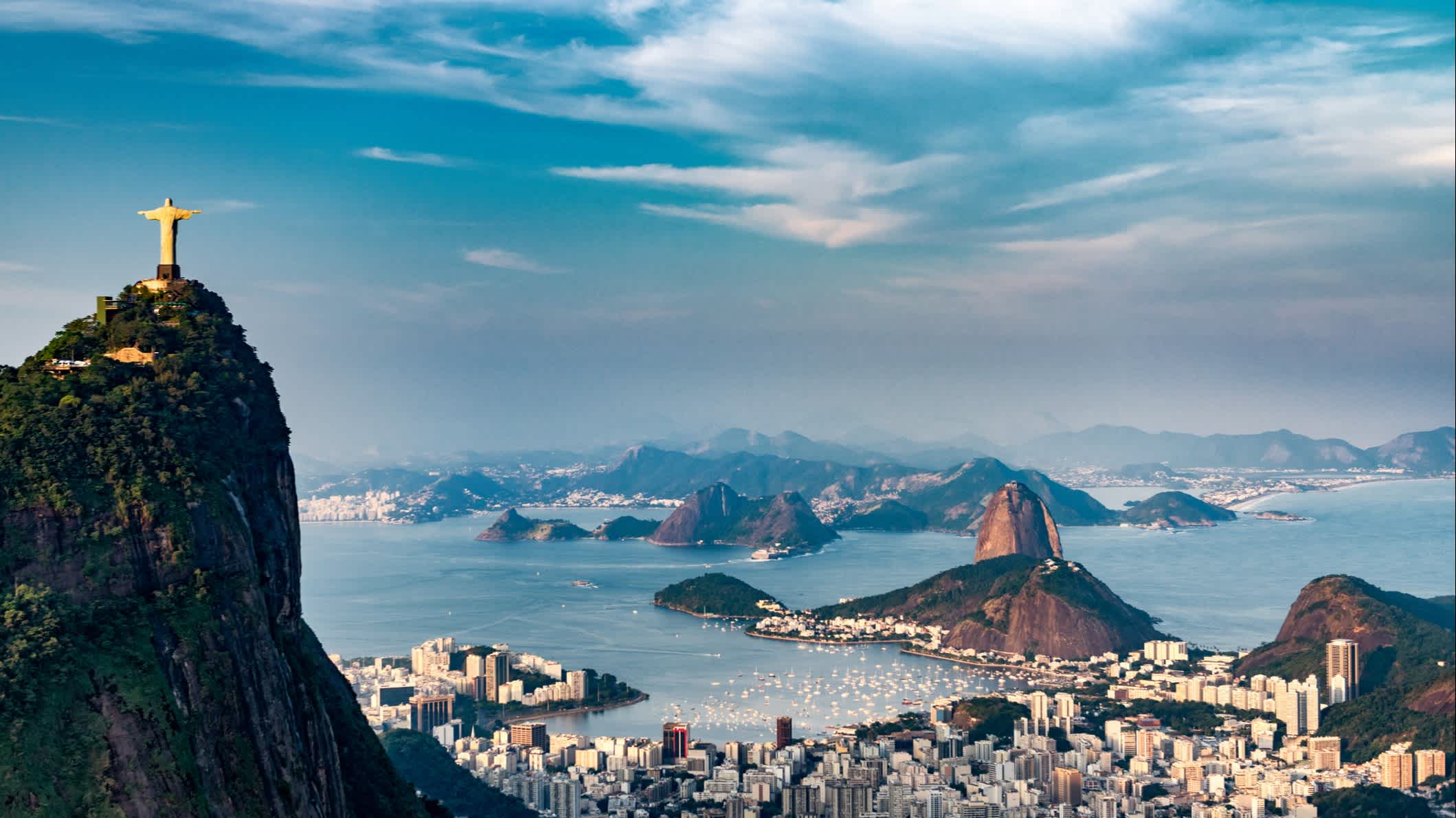 Vue aérienne de Rio De Janeiro. La montagne Corcovado avec la statue du Christ Rédempteur, les zones urbaines de Botafogo, Flamengo et Centro, la montagne Sugarloaf.
