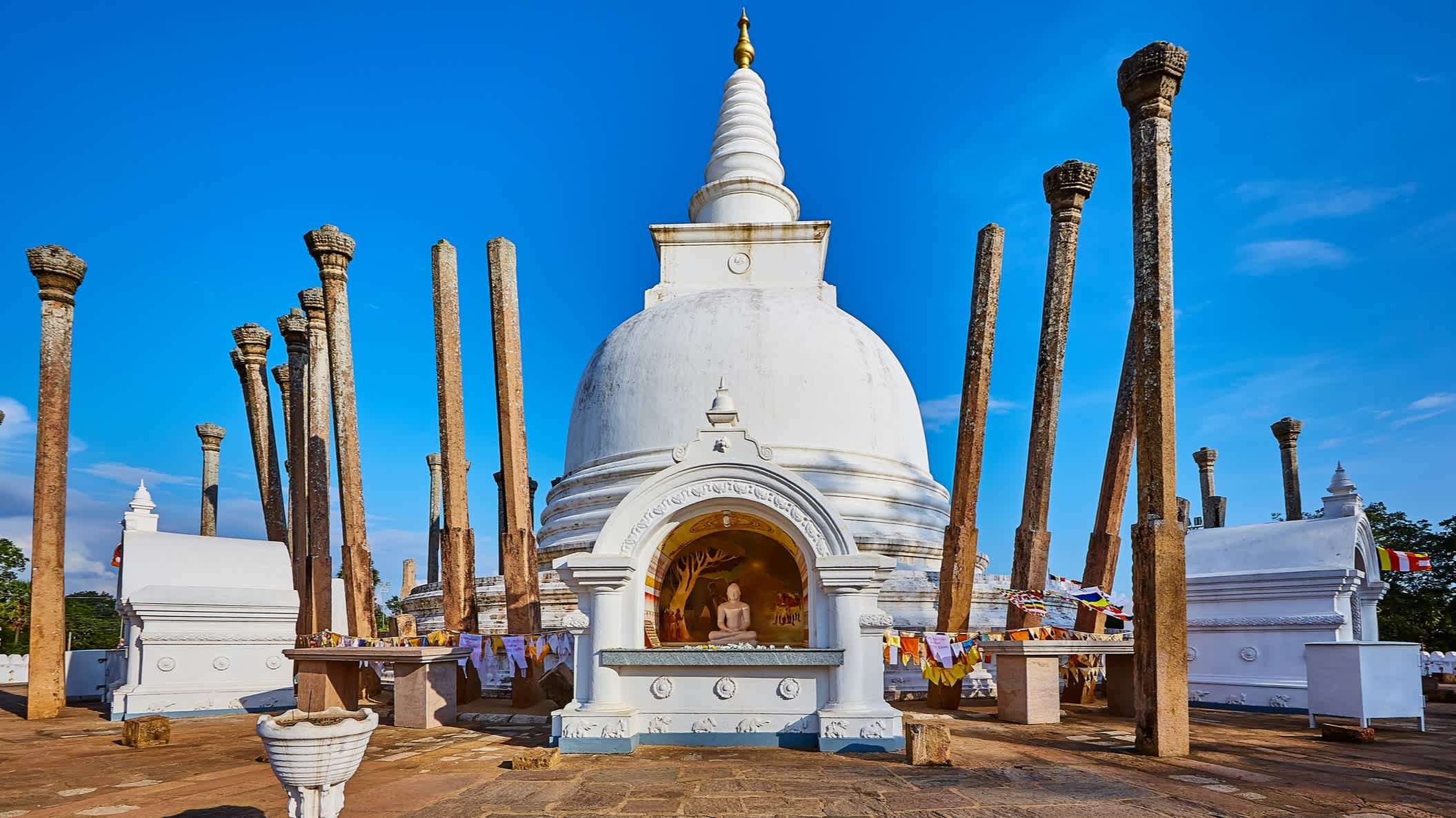 Blick zum Thuparamaya Tempel in Anuradhapura, Sri Lanka.