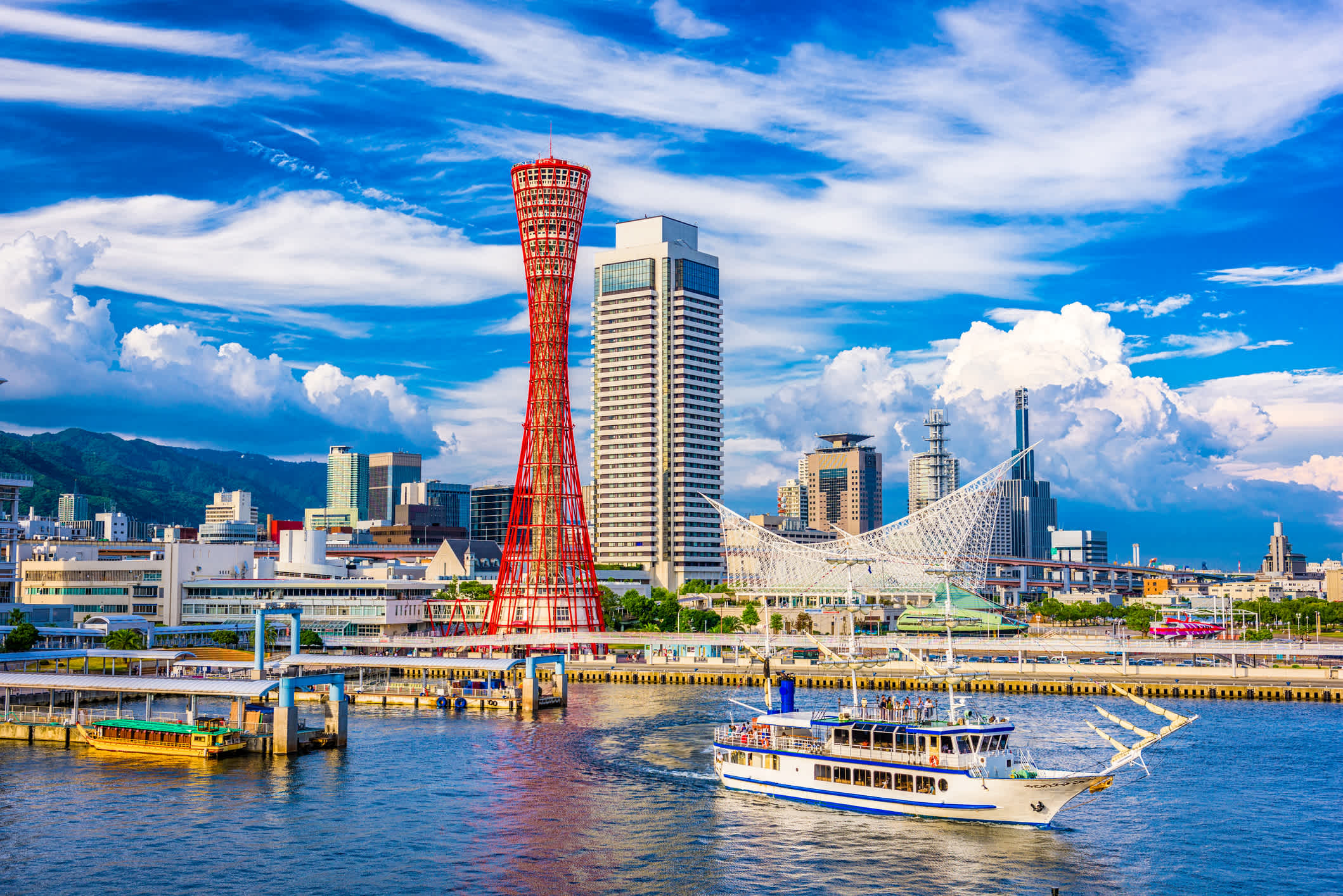 Hafen-Skyline von Kobe mit einem Kreuzschiff, Japan