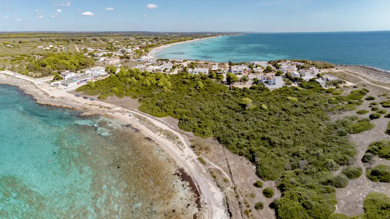 Die Strände Apuliens bieten atemberaubende Ausblicke, mit kristallklarem Wasser, goldenen Sandstränden und versteckten Buchten, die zum Entspannen und Schwimmen einladen.