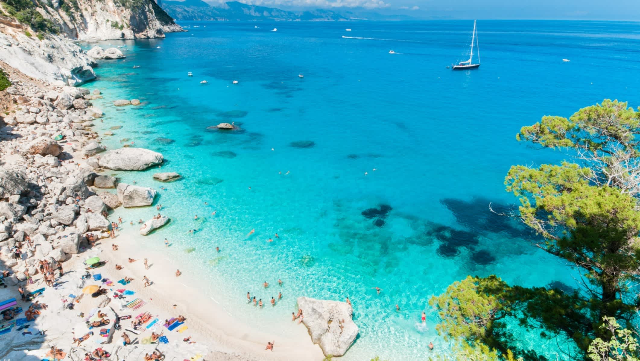 Ein Blick auf den Strand von Cala Goloritzè, Sardinien, Italien. 
