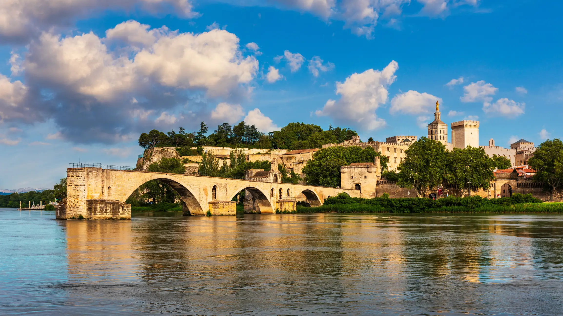 Brücke, Avignon, Frankreich Schöne Aussicht auf Avignon mit der berühmten Brücke Saint-Benezet, mittelalterliche Architektur entlang der Rhone in Avignon, Frankreich. Die Pont Saint Benezet und der Papstpalast in Avignon, Südfrankreich.