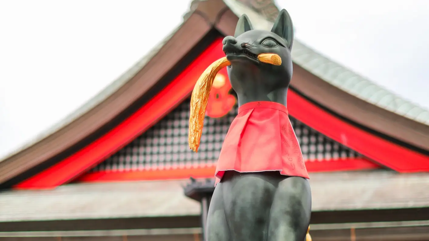 Fushimi Inari-Taisha-Schrein, Kyoto, Japan Fuchsstatue am Fushimi Inari Taisha Schrein