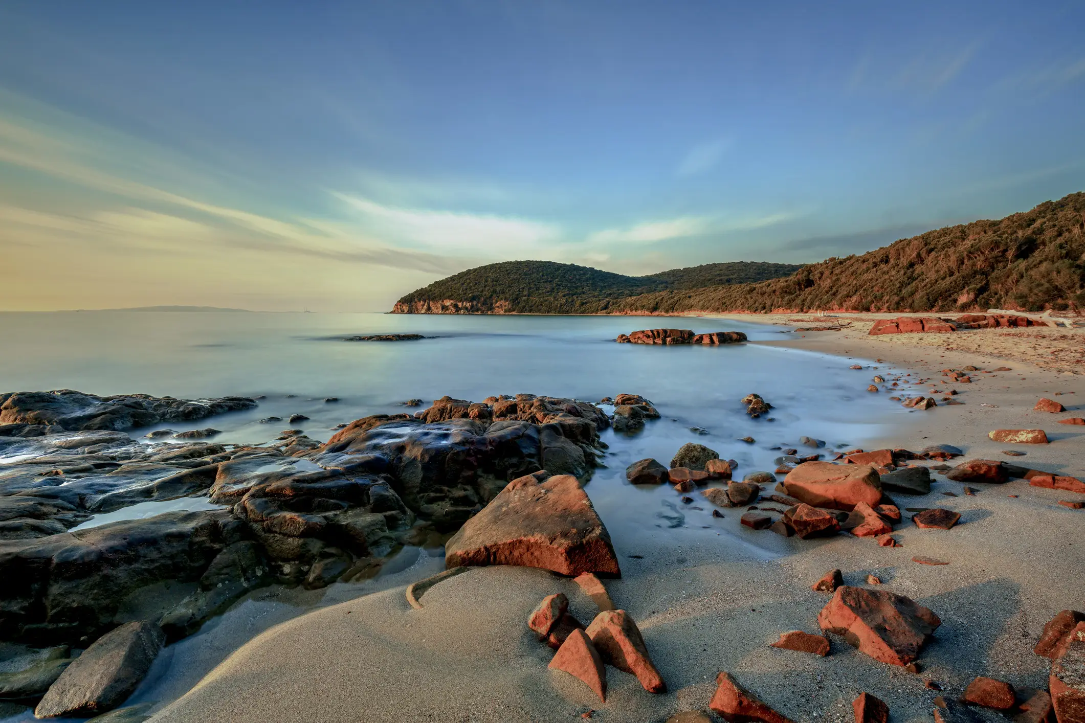 Sonnenuntergang in Cala Violina in Maremmaner, Toskana, Italien. 