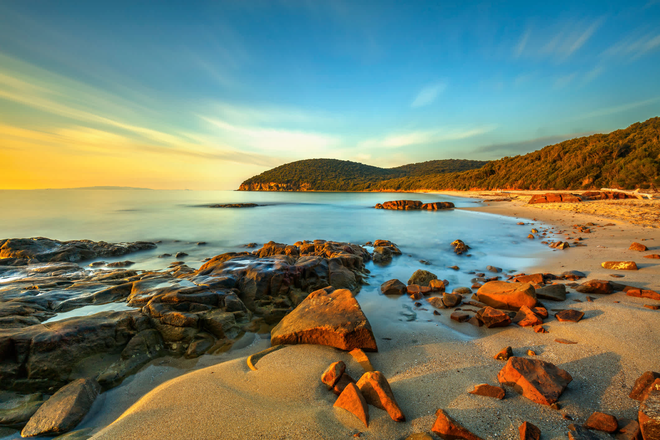 Sonnenuntergang in Cala Violina in Maremmaner, Toskana, Italien. 