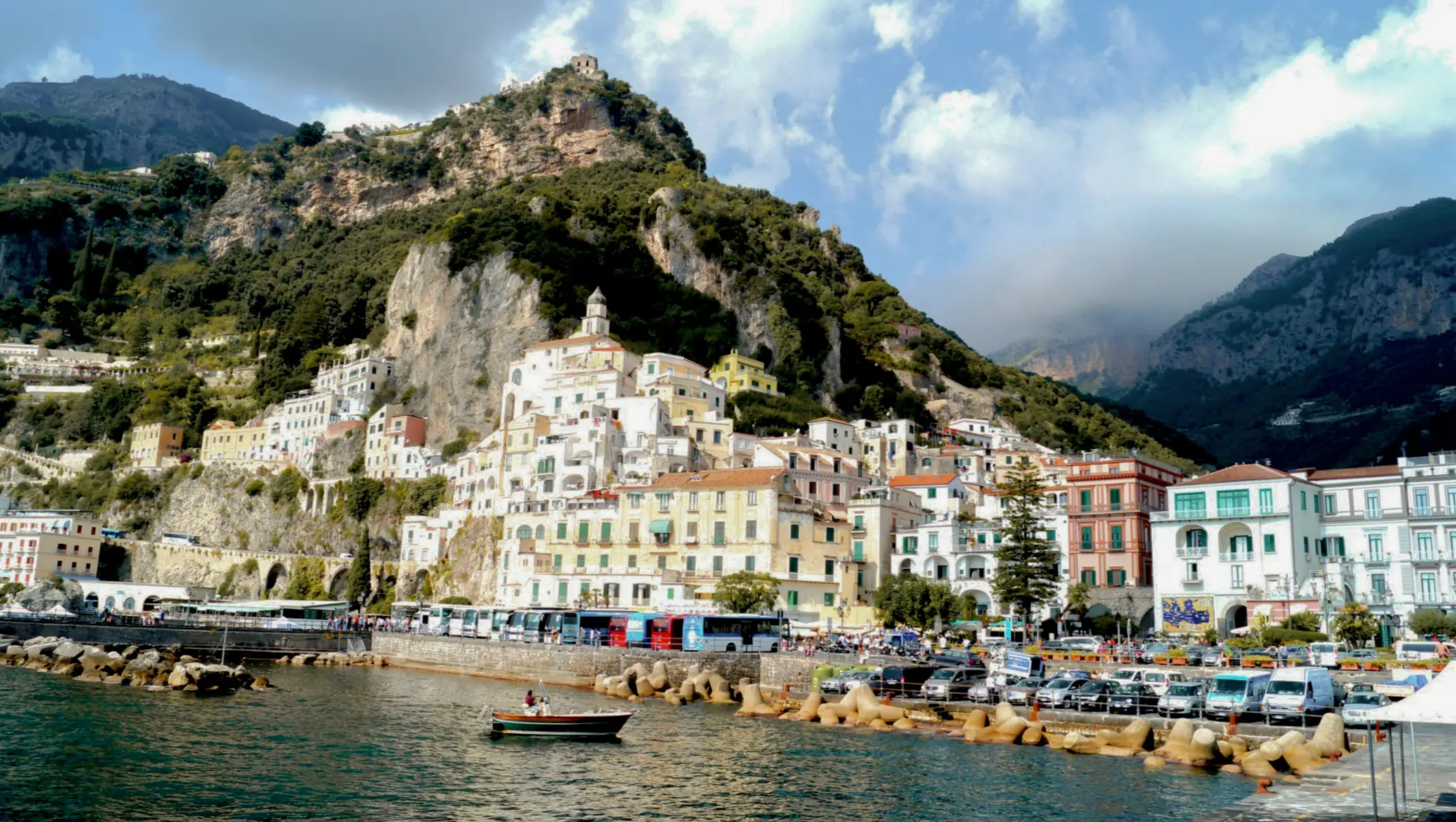 Promenade en bord de mer à Amalfi, Côte Amalfitaine, Italie Photo du front de mer d'Amalfi