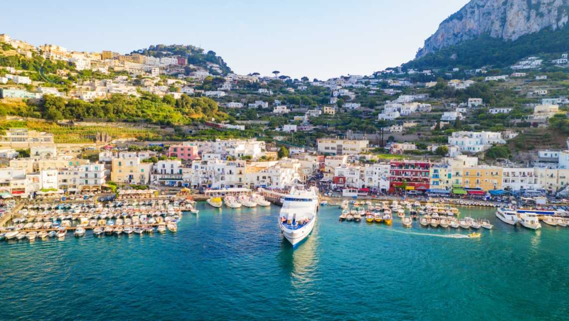 Vue aérienne de la Marina Grande et de la côte nord de l'île de Capri en Italie