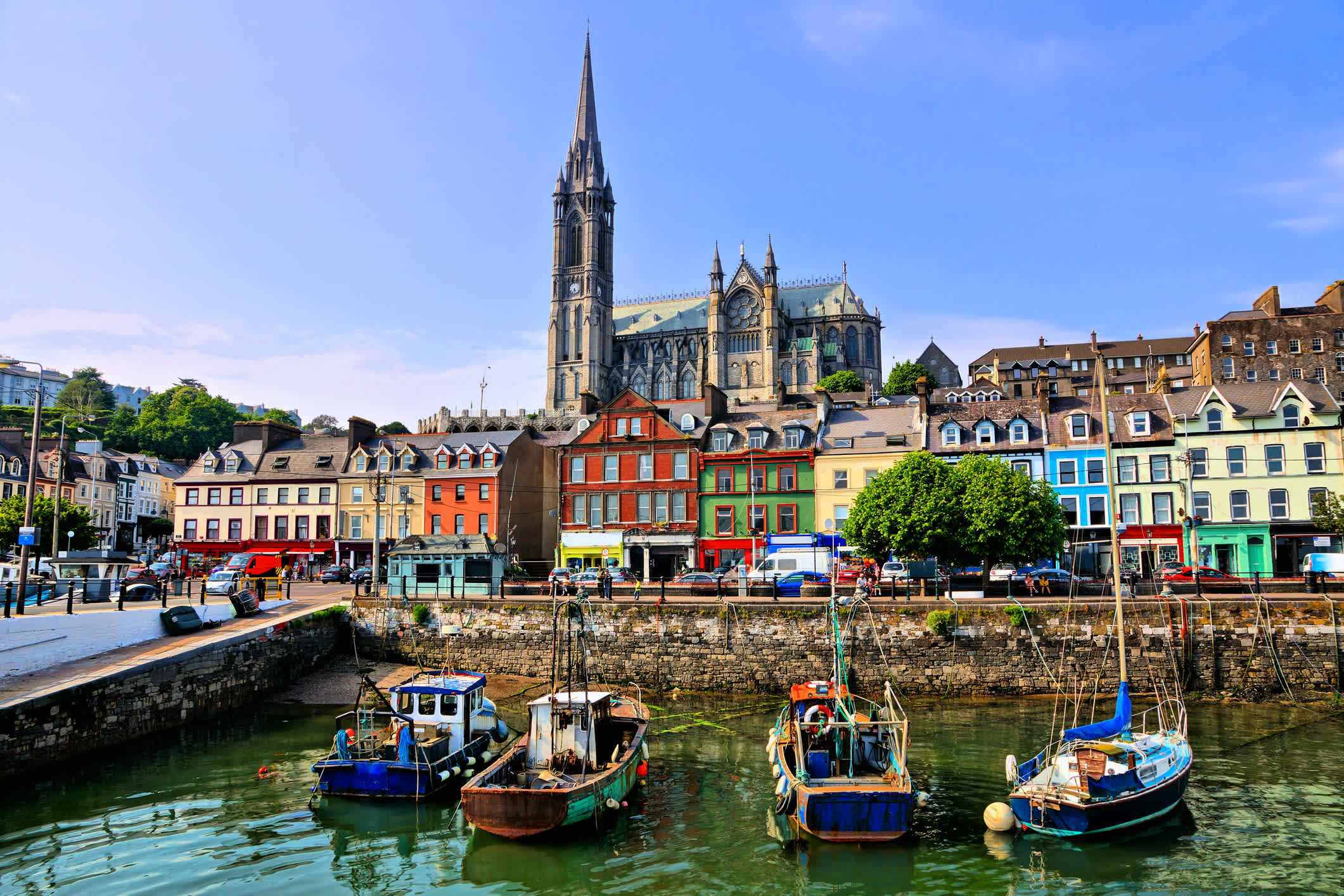 Bâtiments colorés, vieux bateaux et cathédrale, port de Cobh, comté de Cork, Irlande