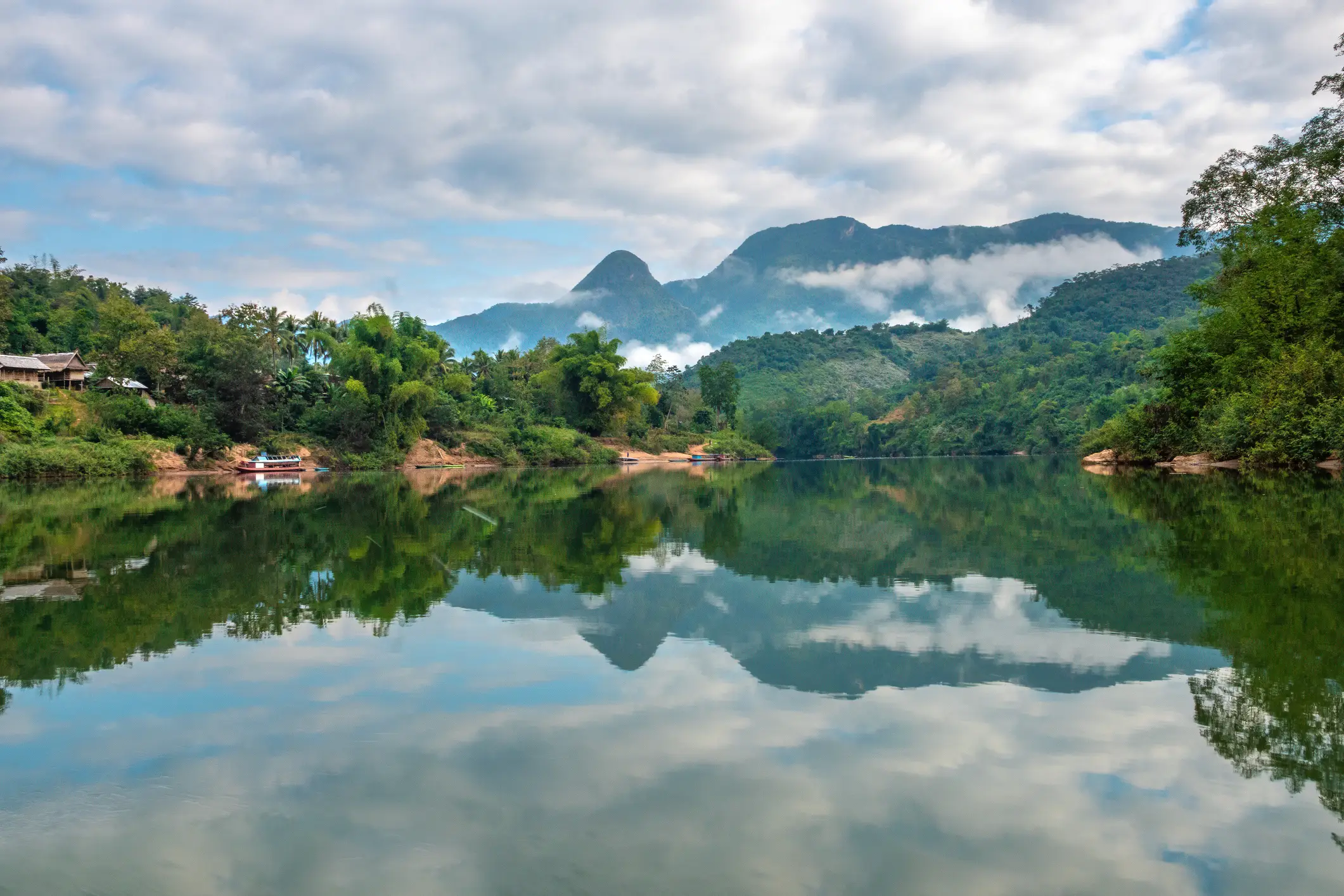 Luang Prabang, Laos Atemberaubende Landschaft am Ufer des Ou-Flusses oberhalb der Stadt Nong Khiaw, Provinz Luang Prabang, Laos