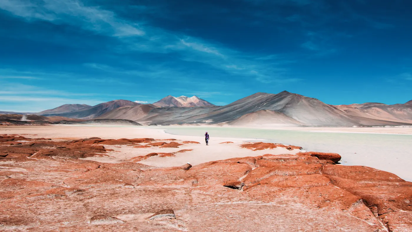 Chili, désert d'Atacama Personne en plein milieu du désert d'Atacama, Chili