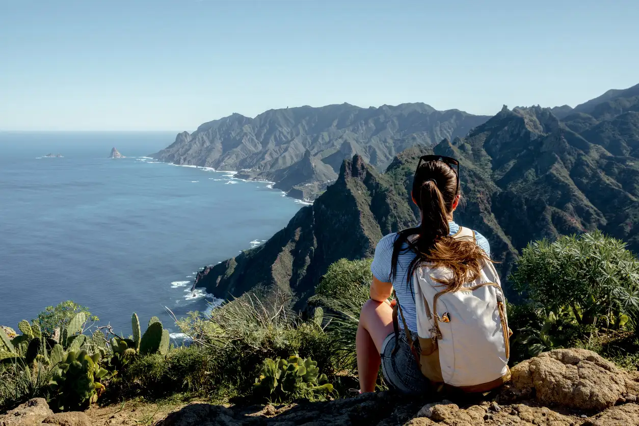 Wanderfrau, die die wunderschöne Küstenlandschaft beobachtet. - Teneriffa, Kanarische Inseln, Spanien Blick auf die Küste, Berg Anaga