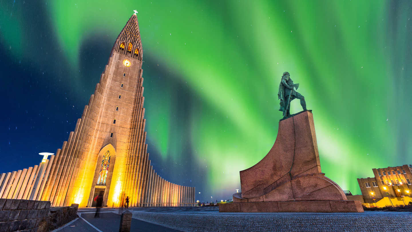 Nordlichter in Island beobachten ist ein romantisches Erlebnis als Paar - von Tourlane organisiert.