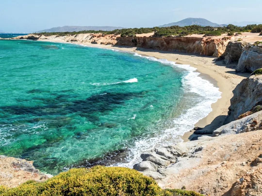 Die Paralia Hawaii auf Naxos ist ein schöner Strand mit feinem Sand und kristallklarem Wasser, ideal für entspannte Tage unter der griechischen Sonne