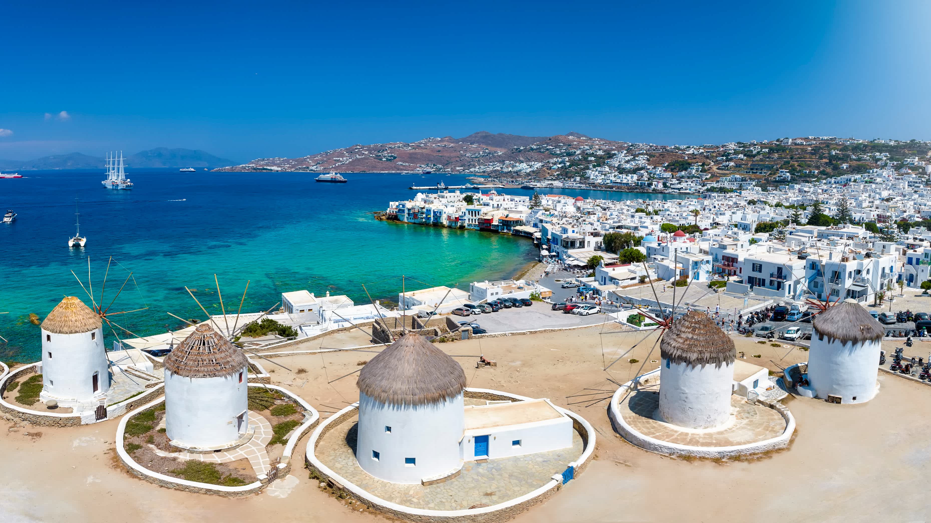 Vue panoramique à travers les célèbres moulins à vent au-dessus de la ville de Mykonos