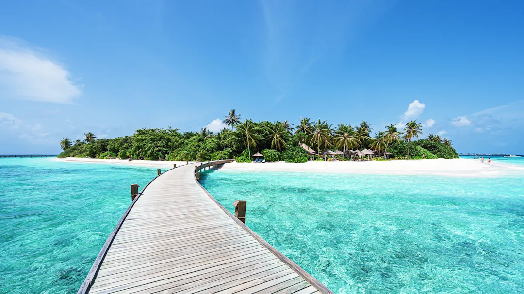 Promenade zu einer tropischen Paradiesinsel bei den Malediven.

