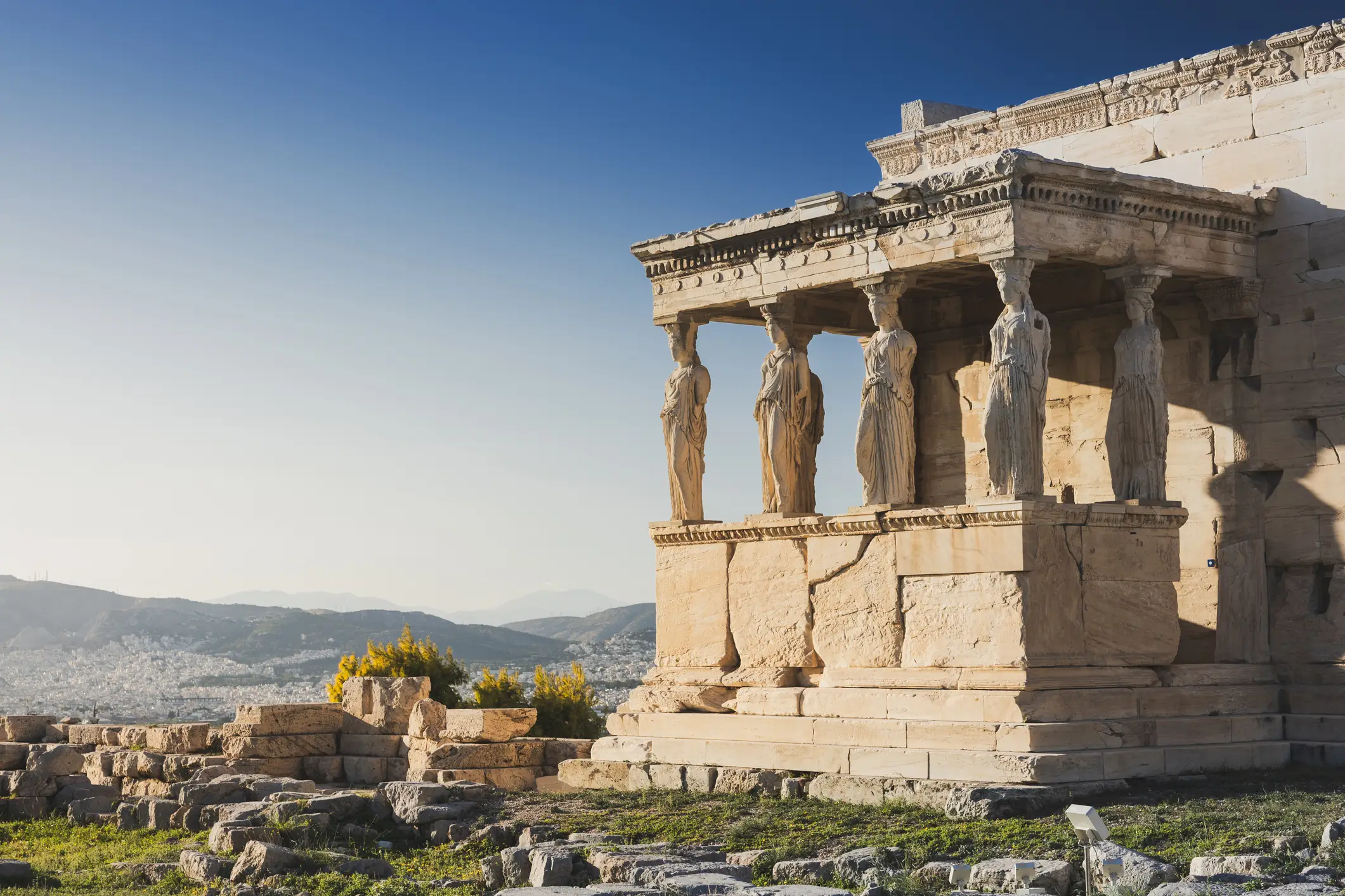 Cariatides Porch, Erechtheion auf der Akropolis von Athen vor blauem Himmel.

