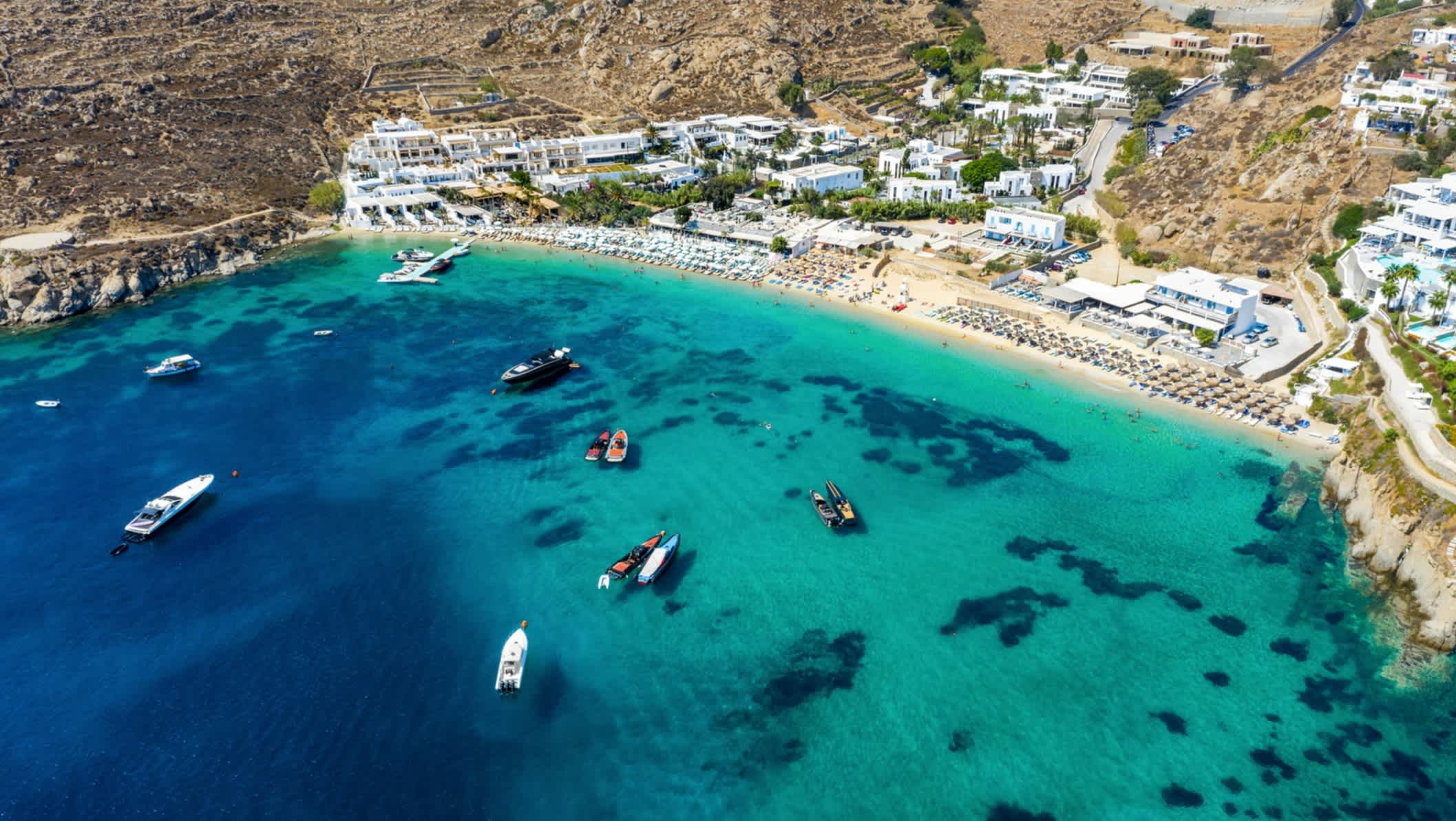 Vue aérienne de la plage de Psarou sur l'île de Mykonos, Cyclades, Grèce