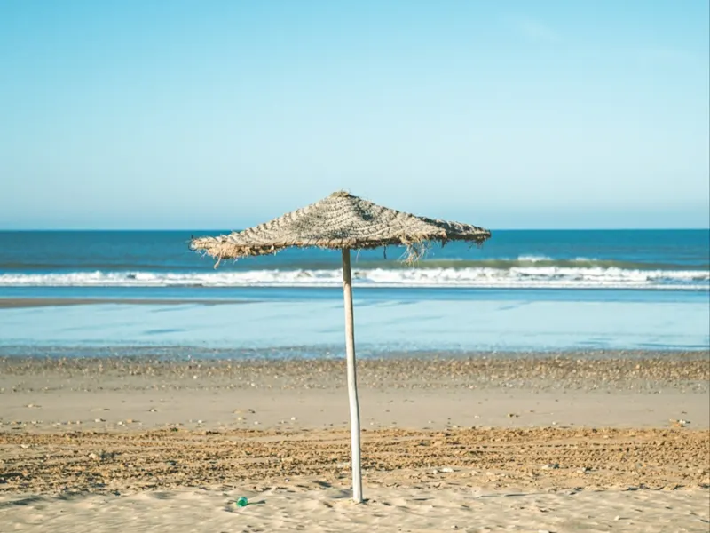 Strand, Marokko Marokkos Strände bieten eine Mischung aus goldenem Sand, klarem Wasser und beeindruckenden Küstenlandschaften, perfekt für Entspannung und Abenteuer