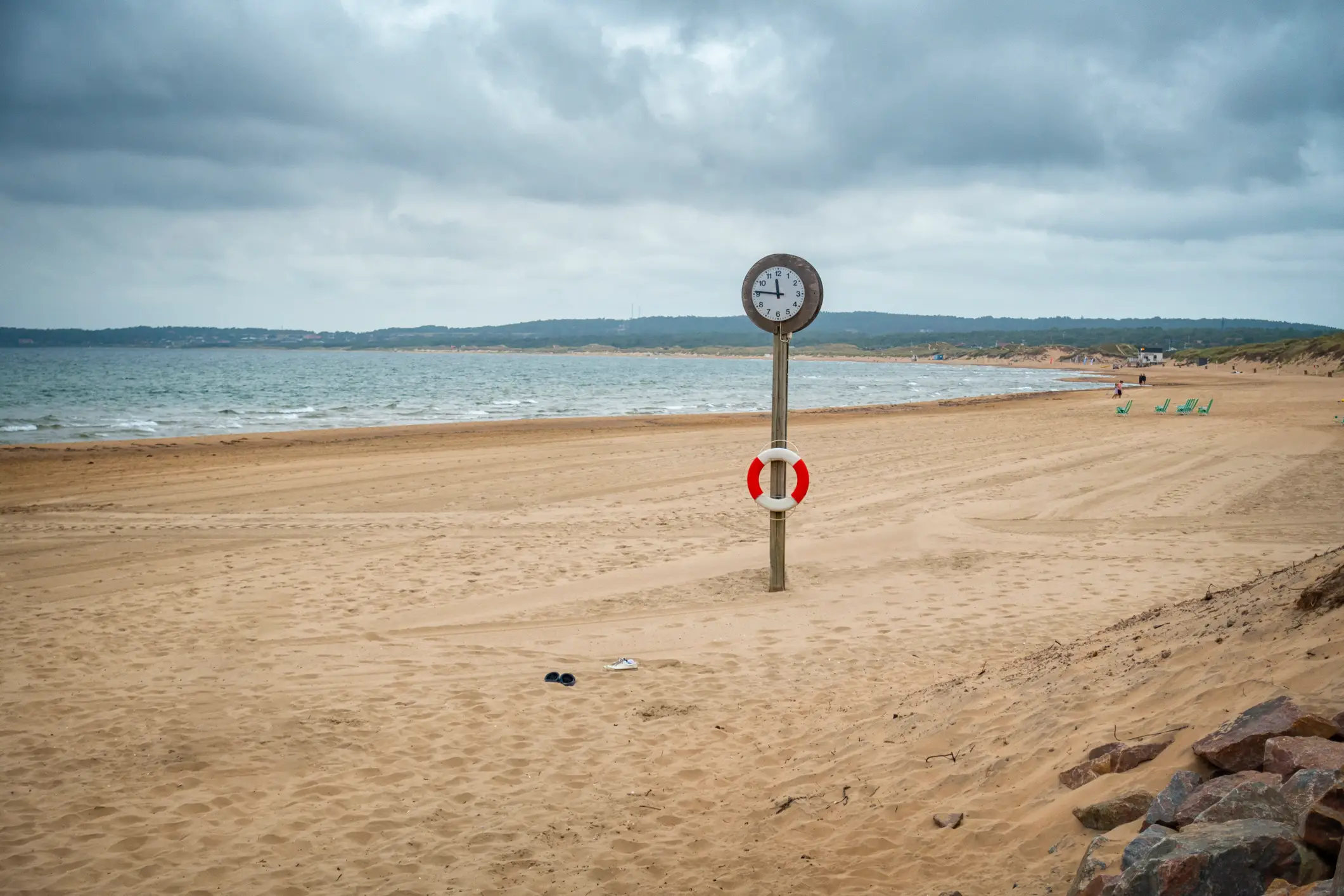 Uhr am leeren Strand. Tylosand, Halmstad, Schweden. Uhr am leeren Strand. Tylosand, Halmstad, Schweden.