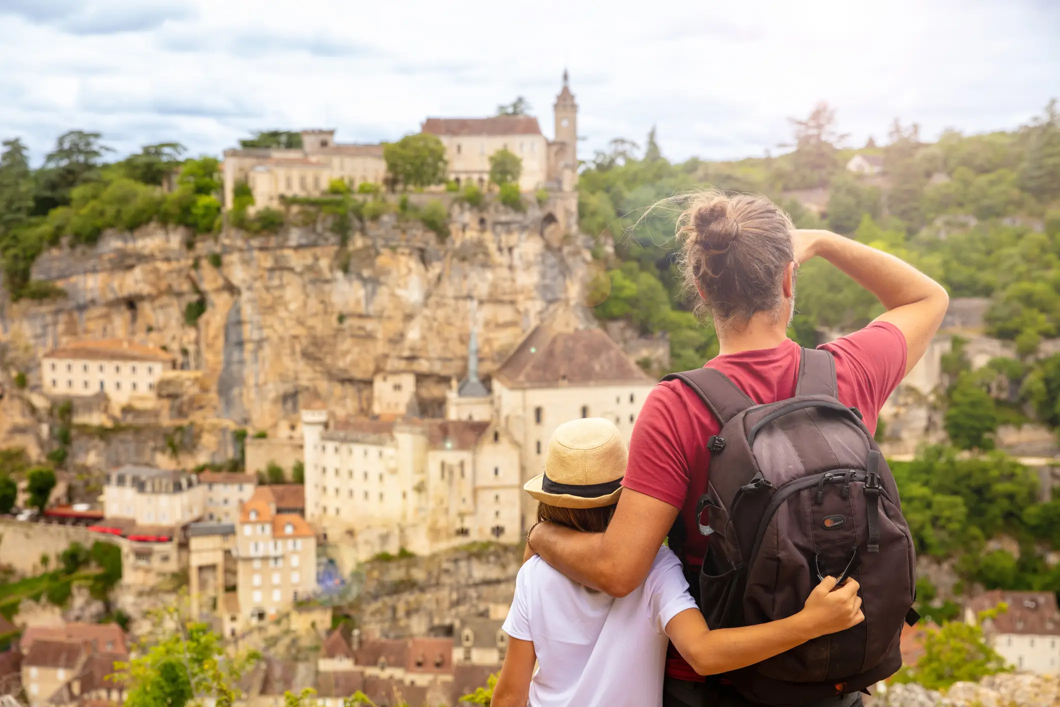 Kinder und Vater mit Panoramablick auf Rocamadour, Frankreich