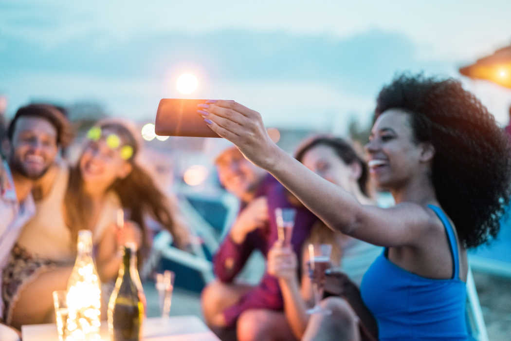 Glücklich Selfie mit Smartphone am Beach-Party im freien.