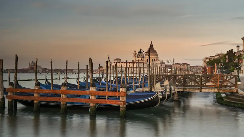 Italien, Venedig Der Sonnenuntergang über der Promenade der Riva degli Schiavoni in Venedig, Italien.