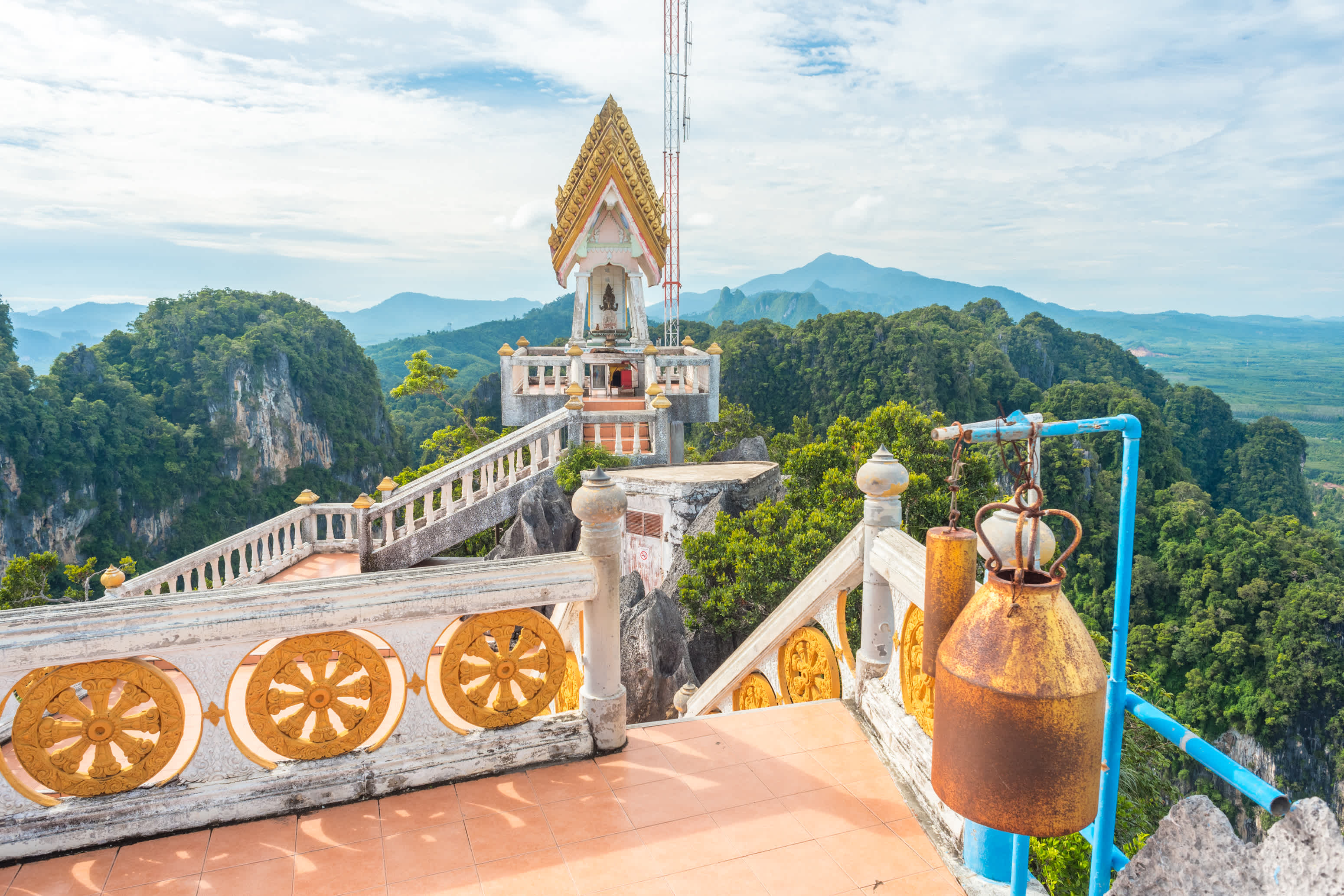 Temple de la montagne de la grotte du tigre à Krabi, Thaïlande