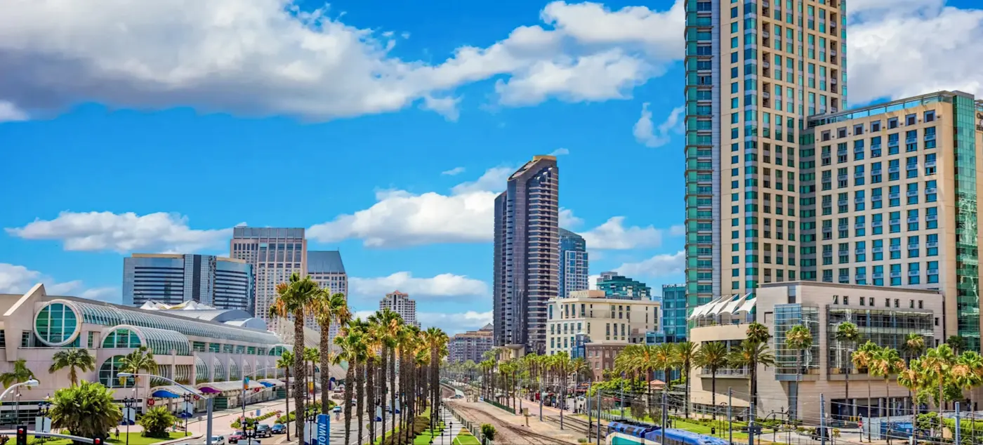 Hochhäuser und Palmen unter blauem Himmel in Downtown. San Diego, Kalifornien, USA.