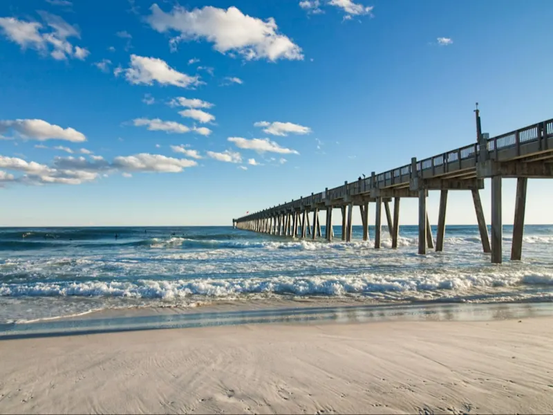 USA Florida Pensacola Beach Pensacola Beach in Florida bietet weißen Sand, klares türkisfarbenes Wasser und eine entspannte Atmosphäre, ideal für einen ruhigen Strandurlaub