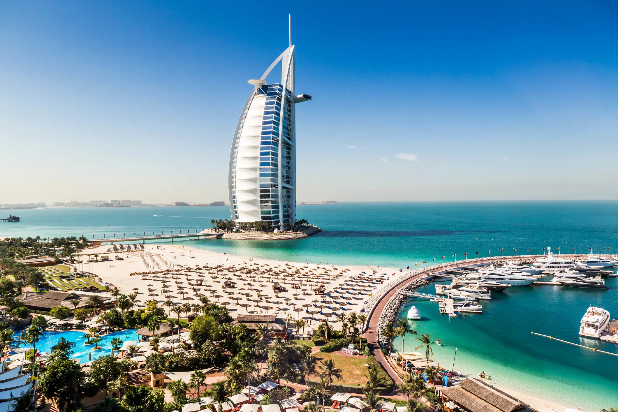 Strandhotel in Dubai mit BLick auf den Yachthafen