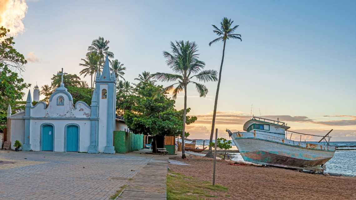 Vue de l'église historique de Praia do Forte au Brésil au bord de la plage